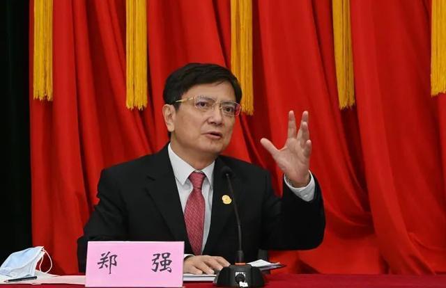 学区|学区房还会大涨?经济学家直言不讳!建议“中产阶级”远离学区房
