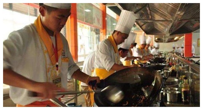 买了新铁锅别直接用，教你一招“懒人开锅法”，炒菜不粘寿命也长