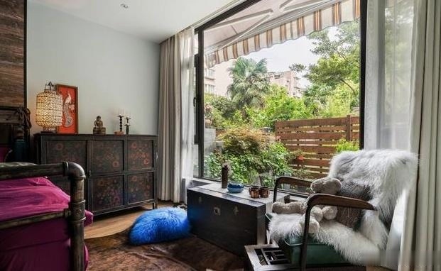 装修|卧室装修除了床和衣柜，还可以放什么看看这几个别人家的卧室