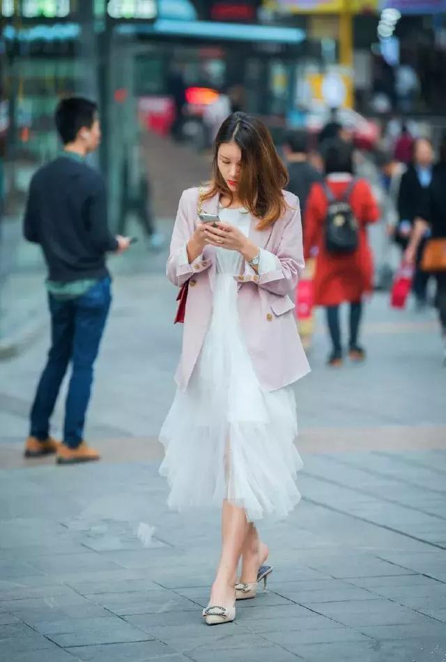 街拍身材高挑的小美女,身穿双层连衣裙,气质优雅十足