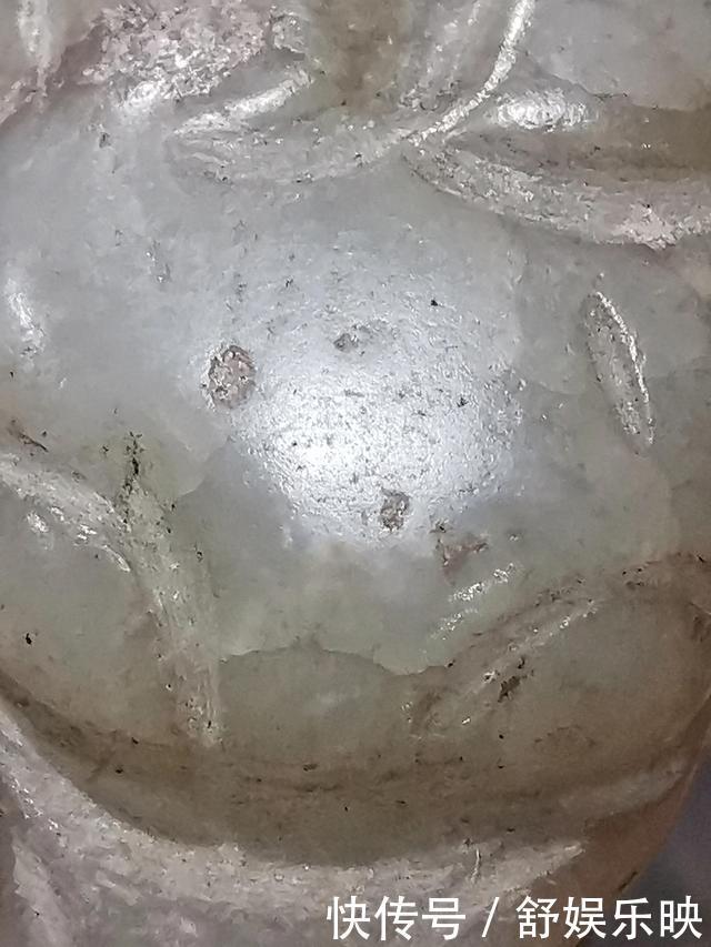 白玉黑沁双孔棱形坠子一般老化特征和老光特征,跟仿品比较