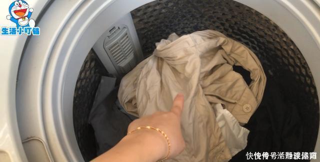 衣服|洗衣服时不要只放洗衣液,多放一碗它,洗出来的衣服干净如新