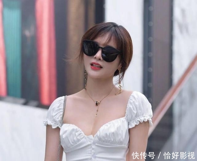 一模一样的上衣，不同裤子的闺蜜，这局牛仔明显赢了