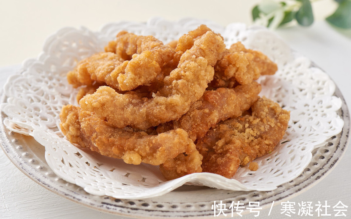 炸酥肉|炸酥肉，裹面粉还是淀粉学会这样挂糊，肉酥脆不回软，还不油腻