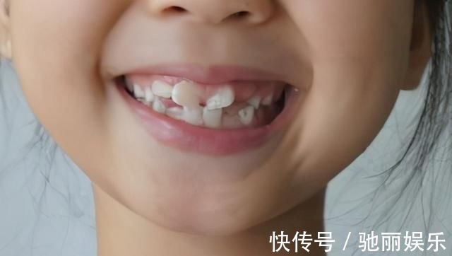 含氟牙膏|宝宝到这一年龄就该刷牙，一旦错过，两大危害四个防蛀牙措施
