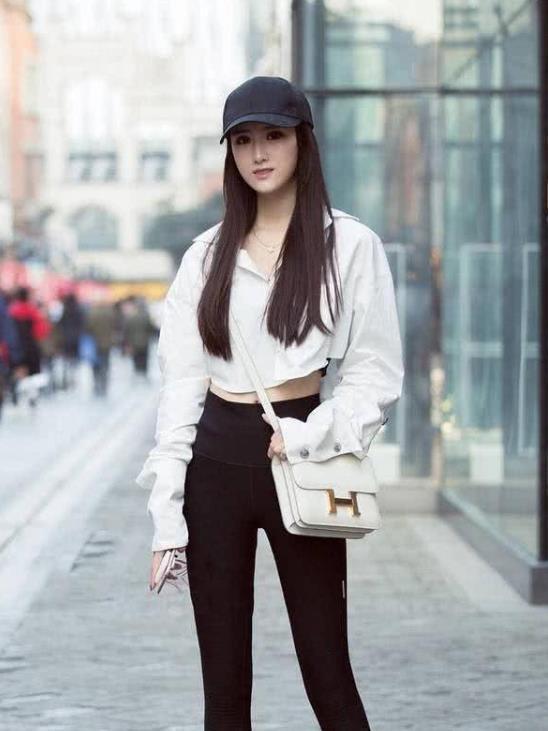 街拍:身材苗条的美女,衬衫配黑色紧身裤,年轻活力气质
