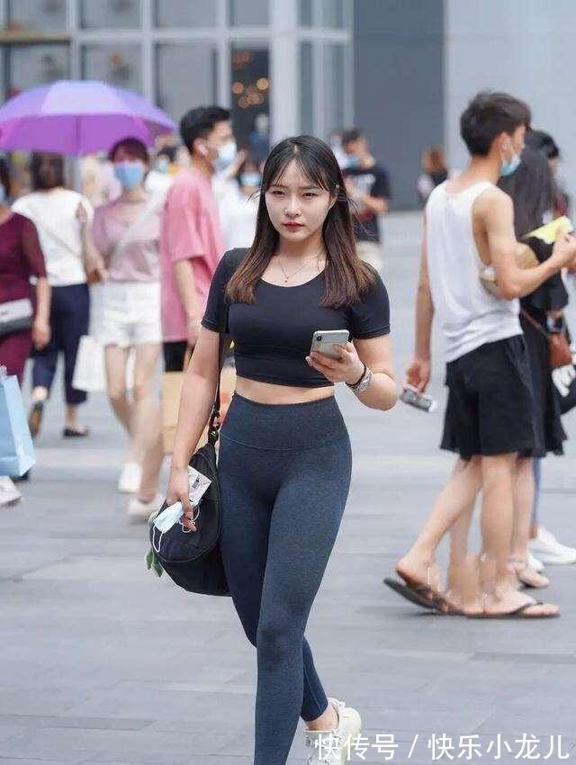 胸大 鲜艳色调的打底裤穿搭,着装就要选择时髦一点的,气质提升