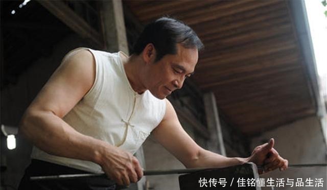 铸剑师$铸剑师郑国荣第一把剑拍卖两万,第2把陨铁铸造,第3把赠金庸!