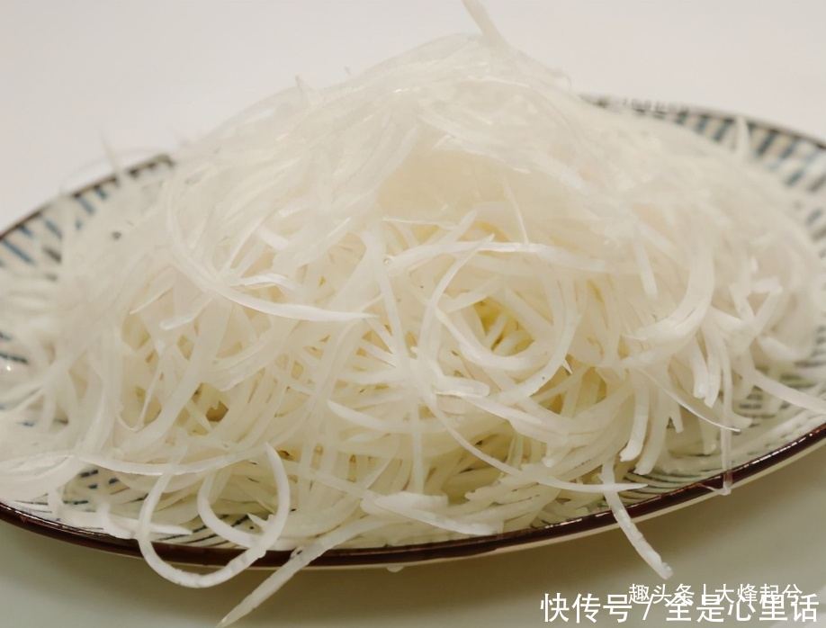 白萝卜别总做咸菜了,教你1个新吃法,上锅蒸一蒸,清香爽口绵软
