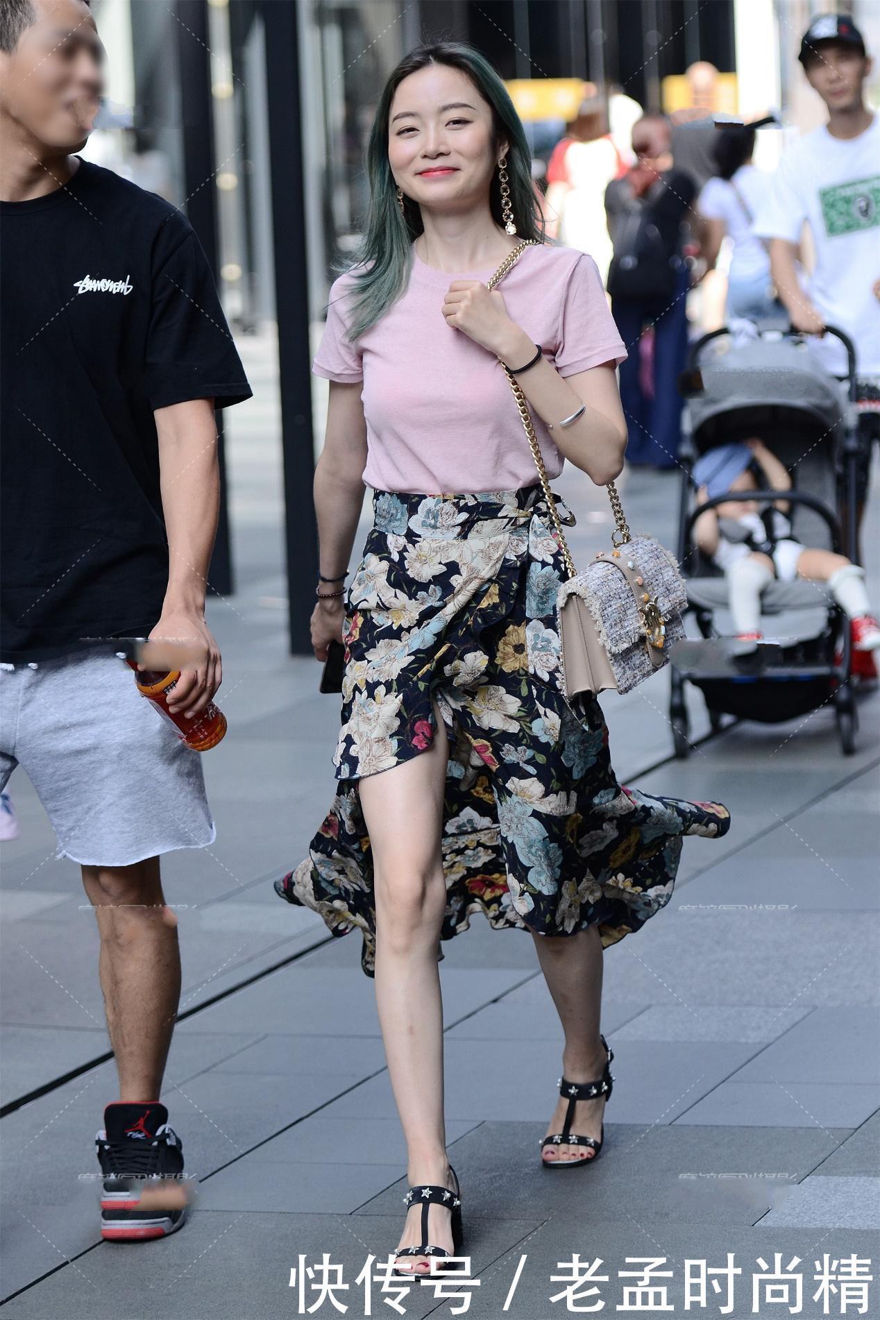 街拍:皮粉色上衣, 搭配黑色碎花裙, 青春美丽