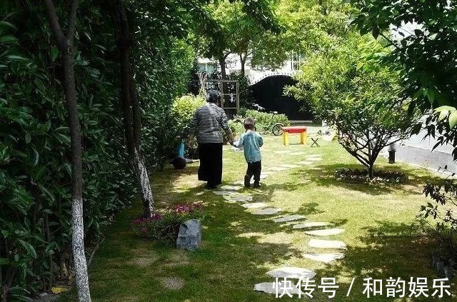 祖孙|孙子打针奶奶却火了!祖孙俩表情神同步,网友:真是亲孙子