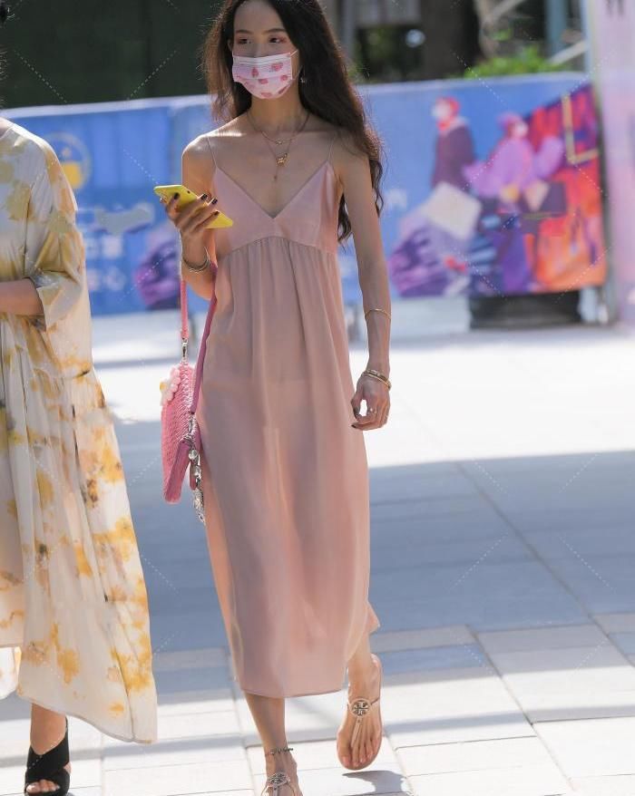 超粉嫩真丝吊带裙，质感轻薄，青春减龄，甜美范十足