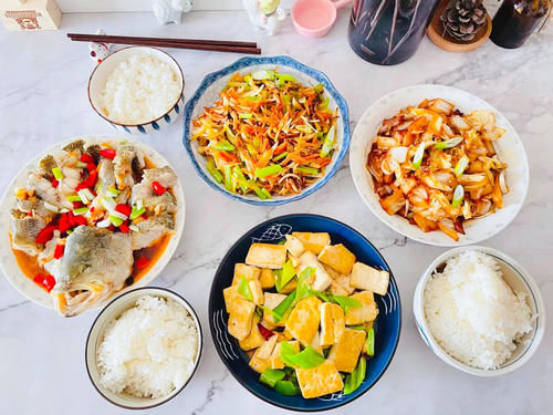 晒晒我家三口人的懒人午餐,4个菜有荤有素,网友:好吃还省事