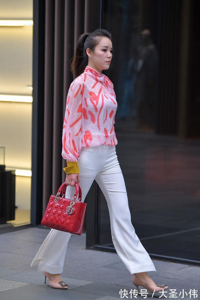 美女|美女街拍:清新淡雅的搭配很显气质,而简约独特的款式,穿着洋气又显时尚