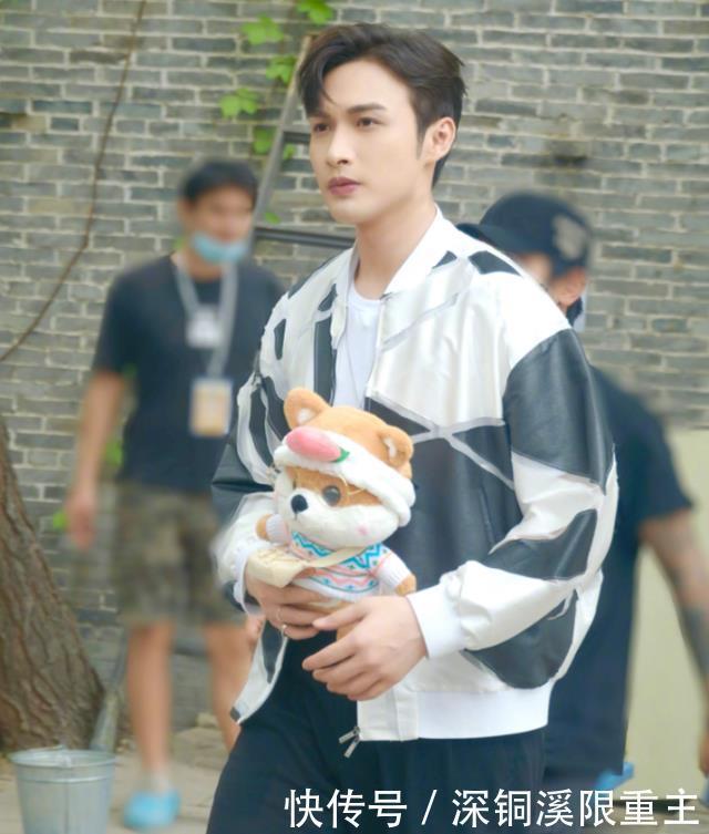 黄明昊|《拜托了冰箱》官宣海报,赵丽颖化身女强人,吴磊黄明昊搞笑加盟