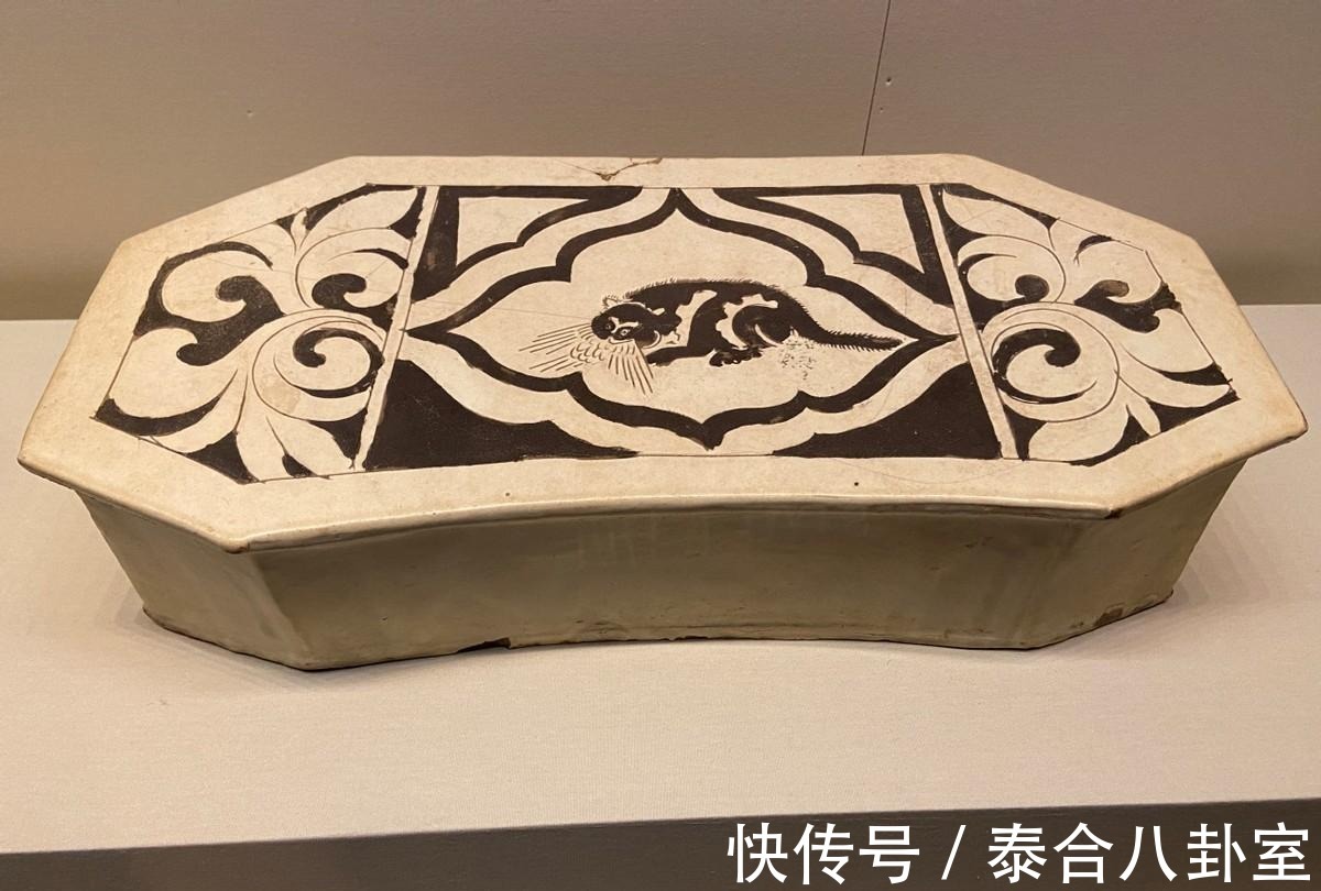 津窑|国博：类似的瓷枕做对比，外行也能分出河津窑和磁州窑