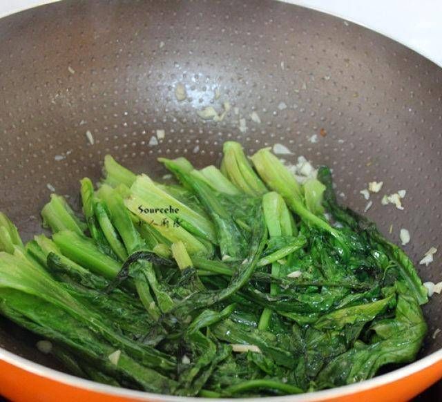 在蒜蓉炒油麦菜,正确的做法是吃美味的食物,这在老人和儿童中很受欢迎
