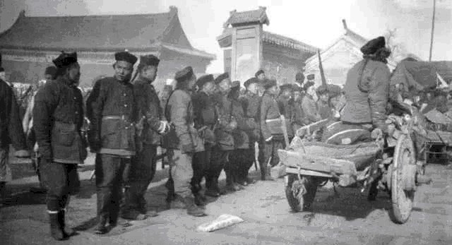 袁世凯|慈禧1902年西逃回京时的照片曝光：场面混乱不堪，大臣痛哭跪迎