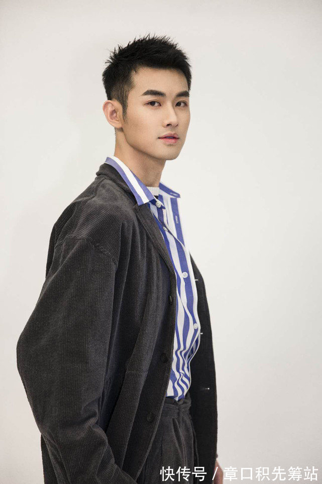 你好,火焰藍|因《聲入人心》成名,第一部戲和龔俊合作,他還參演了楊紫新劇