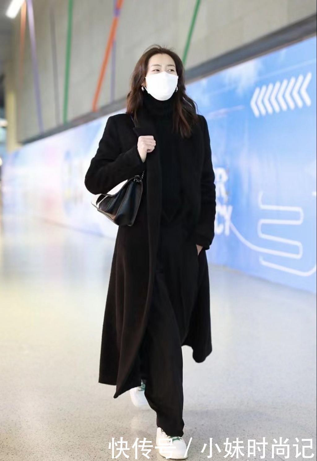 刘雯穿黑色大衣高级感十足!纯色大衣穿起来不仅不单调,反而时髦