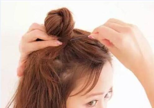 丸子头已经过时，今年流行“苹果头”，让你重返时尚圈！