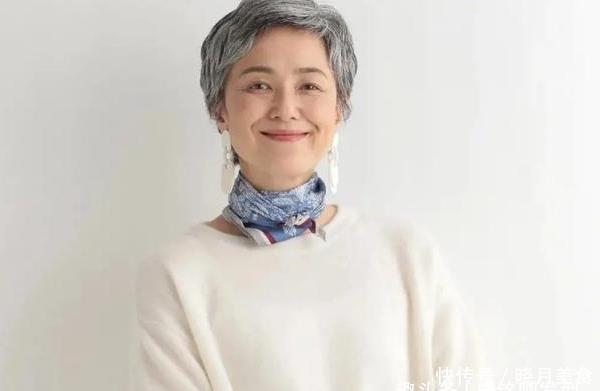 洋气|老年人白发多不想染发,什么发型减龄?试试蓬松洋气的小卷发型吧