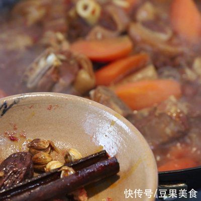 红焖羊肉一口下肚，唇齿留香