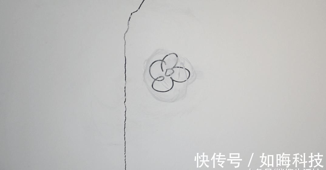 牙膏|家里白墙不仅脏还有裂缝怎么办 用它涂一涂, 墙壁立马焕然一新