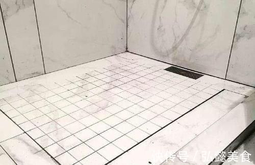 装修风格|卫生间地面不要再贴瓷砖了,头一次见这种设计,排水速度快10倍