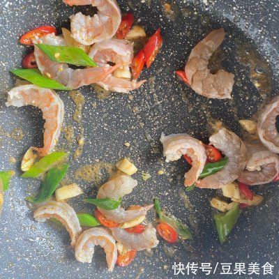 鲜虾炖豆腐最香的吃法，让我连吃了三碗饭