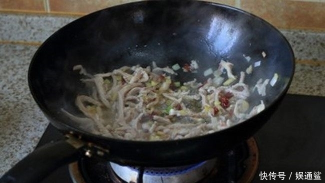 无比|别再做鱼香肉丝了,肉丝加它一起炒,无比下饭,上桌就被抢光!