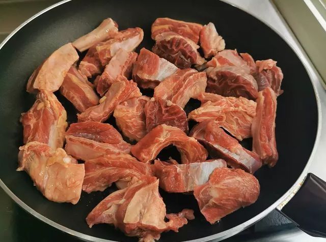 放假在家吃什么?大叔教你红烧牛肉,浓郁入味,口感鲜香,超简单