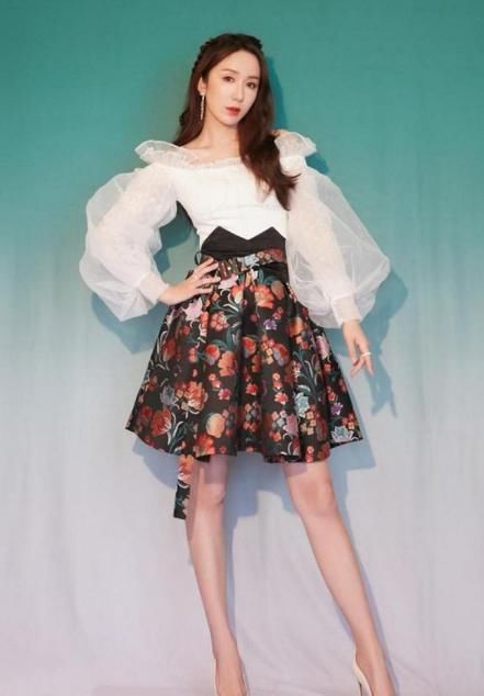 路人街拍：可爱性感的小姐姐，仙女般的气质，靓丽又迷人