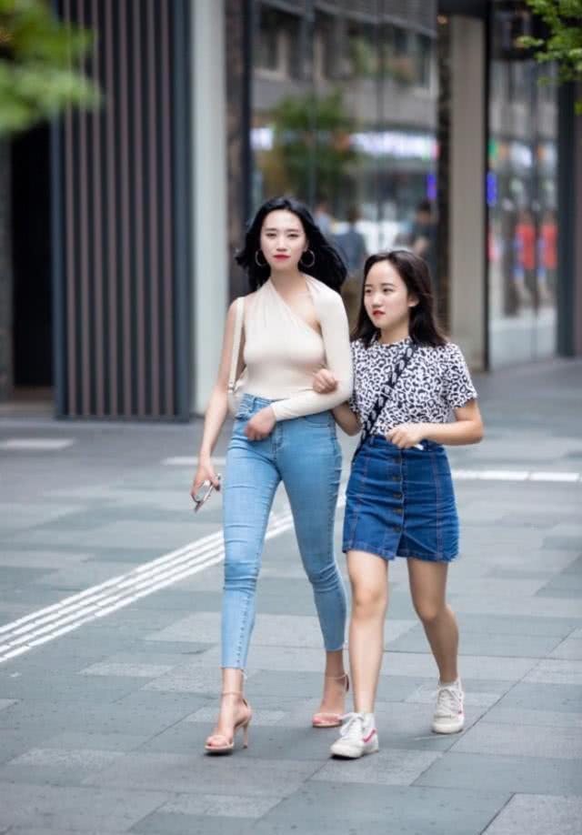 街拍休闲百搭的牛仔裤,你值得拥有一件吧