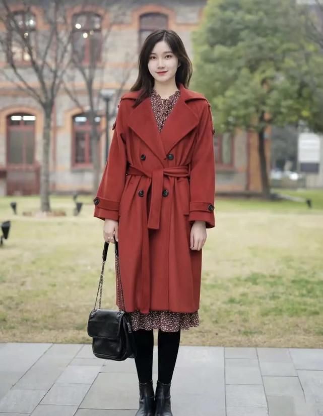 被“红色穿搭”惊艳到了，高级洋气又显白，成熟女人的最爱