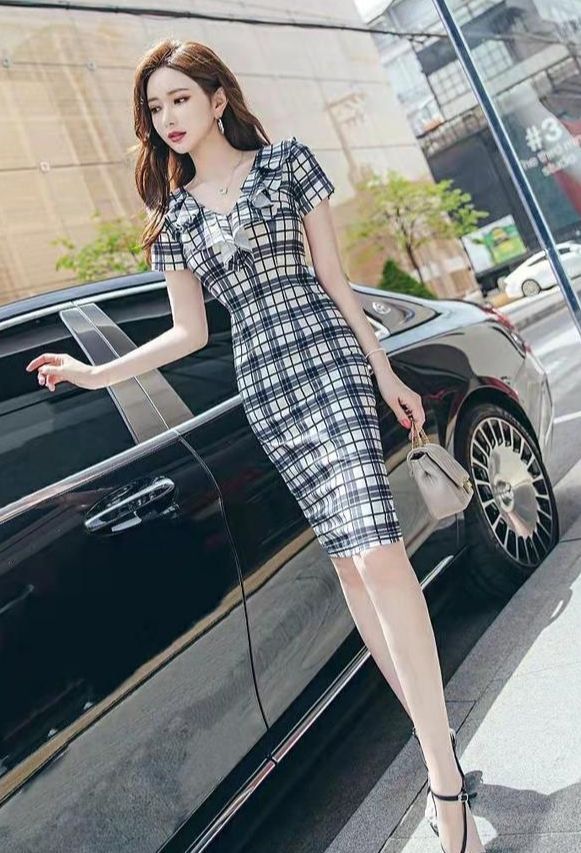 包臀裙 优雅气质的荷叶边包臀裙,V领格子的短袖连衣裙,立体感十足!