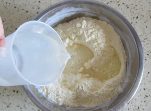 过年蒸馒头时，除了酵母和白糖！多加一点它，10分钟就能发满盆