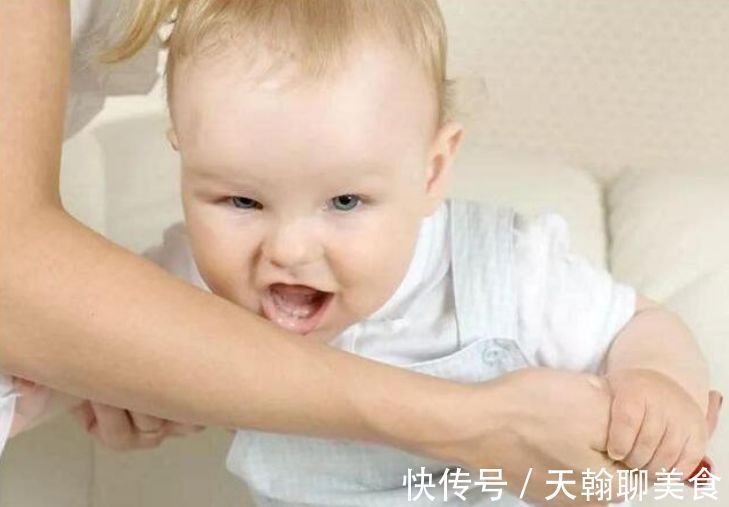 孩子|6岁哥哥总被1岁弟弟咬,无奈出“奇招”,孩子总咬人该怎么办?