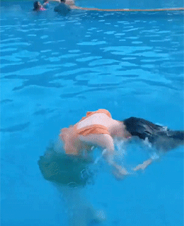 |搞笑GIF趣图:再也不敢在宿舍睡懒觉了,室友们太疯狂