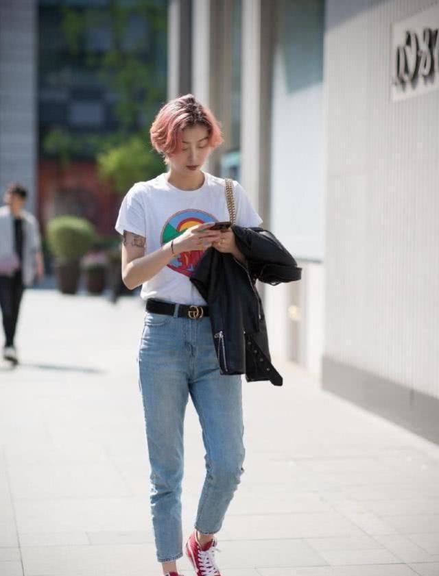 街拍,美女休闲牛仔裤搭配白色T恤,显得特别的顺眼