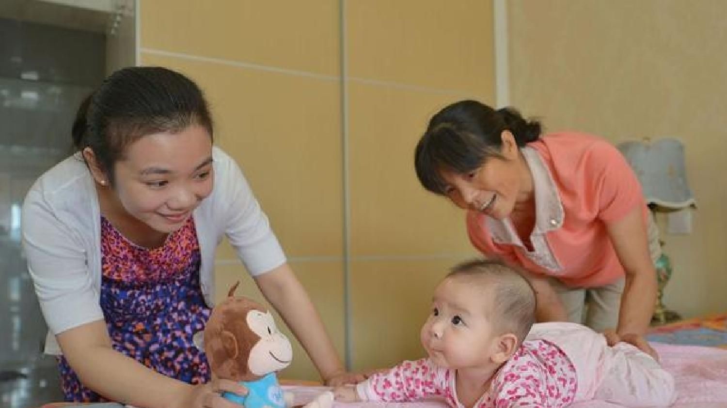 睡眠时间|这样陪两个月婴儿玩耍,不仅促进大脑和身体发育,还拉近亲子关系