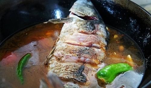 鱼刺卡在喉咙里,不要只会喝醋了,教你1招,鱼刺自己跑出来!