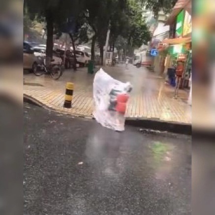 躲雨|“超机灵小朋友”想出的躲雨技能走火,网友:这办法真是没话说