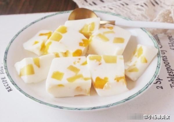 口感|夏天牛奶别再直接喝了，换个吃法，不蒸不烤，果味浓郁，口感Q弹