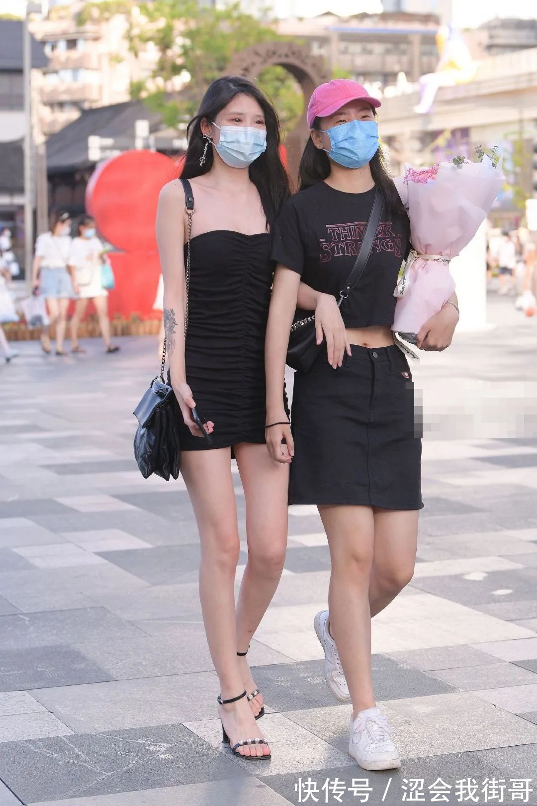 仙女下凡 街拍:绑带高跟凉鞋配抹胸裙,宛如仙女下凡来