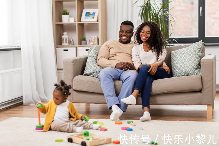 小宝宝|宝宝有12个“磨人”的特征,说明智商更高!妈妈别怕累反应高兴