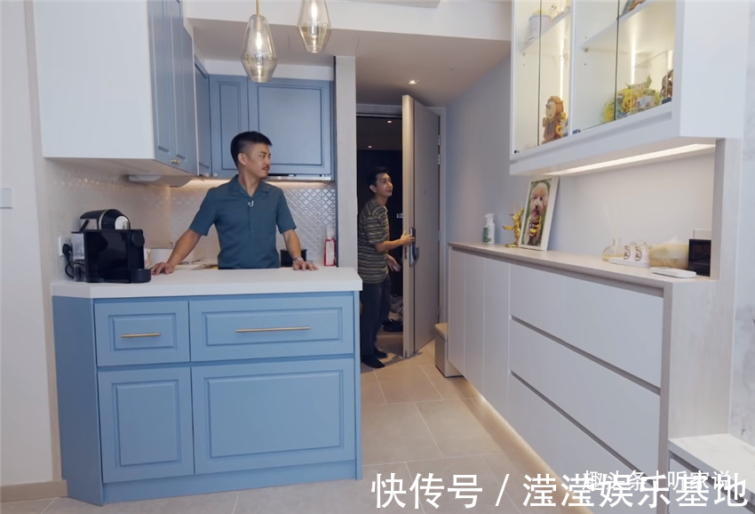 悬柜|香港90后夫妻买下35㎡小家,利用3米层高做书房,一层当两层