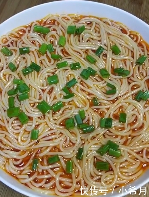 小伙|小伙教你煮好吃的面条,非常的有食欲,简简单单的面条看着真好吃