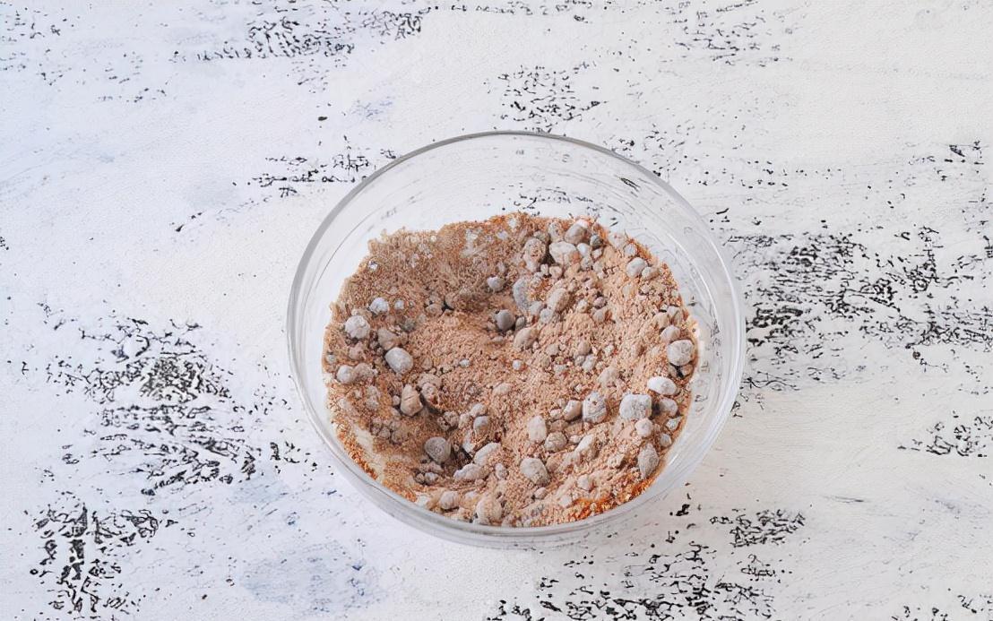 1碗糯米粉加上半勺红糖,做一份好吃解馋的小吃,软糯好吃