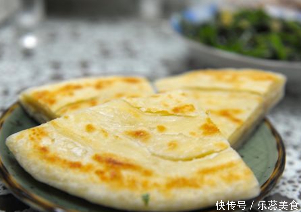 烙饼和面时,一定别直接加水,多加“1步”,又软香又出层